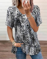 Rynkad v-ringad topp i leopardmönster och korta armar